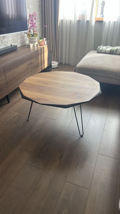 Холна маса с размери 85/45 см. Ползвана е два месеца.