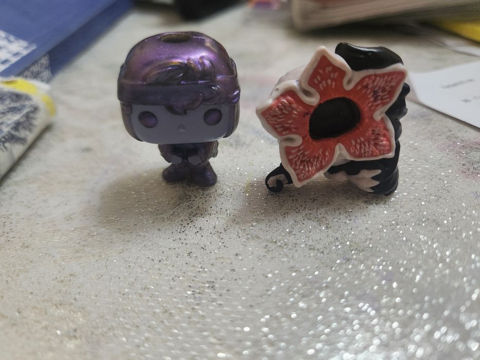 Продам две фигурки из киндера