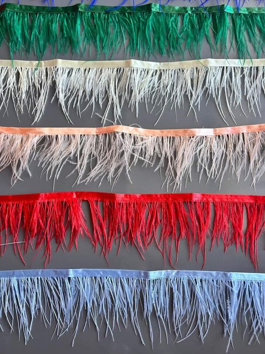 Колани с пера и камъни