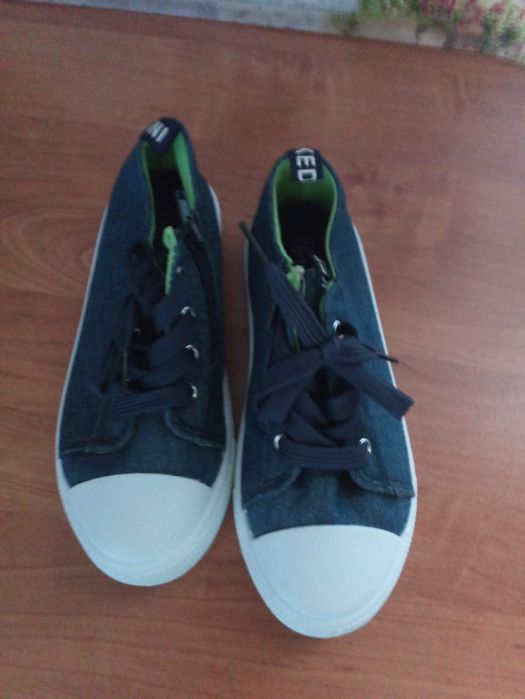 Продам кеды кроссовки новые