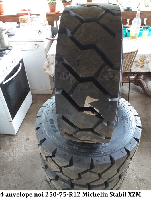 Anvelope industriale noi pentru stivuitoare/motostivuitoare
