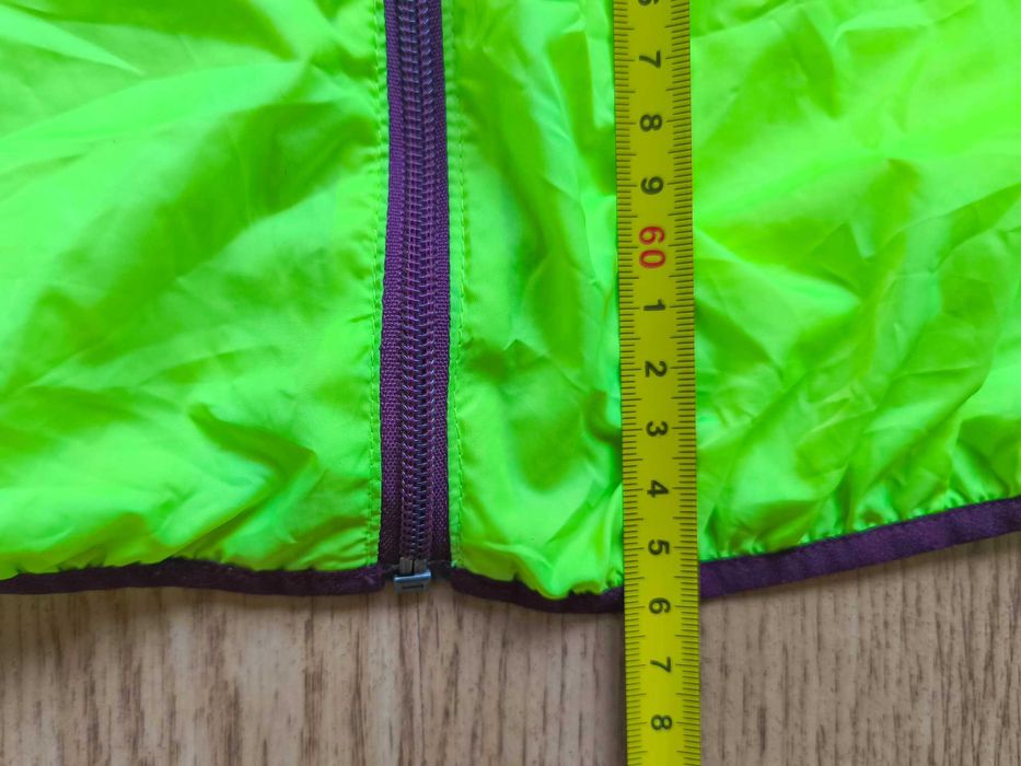 Ветровка Decathlon / Kalenji - Размер S, Улта-лека 120 грама.