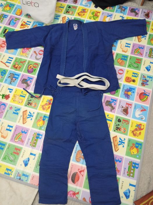 Продам кимоно 2 штуки