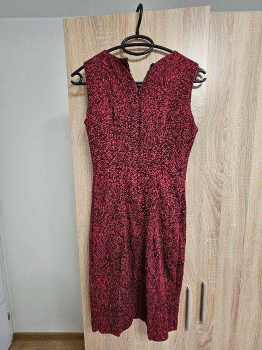 Елегантна червена рокля Lucy с красив акцент - размер S