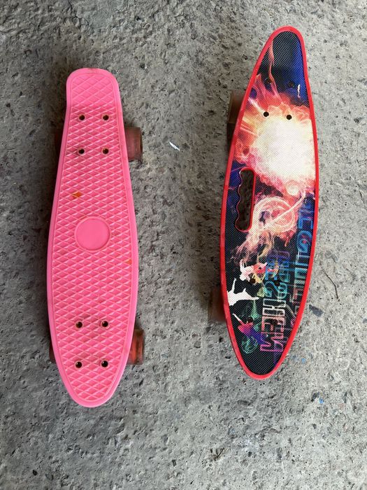 Два самоката, скейты, ролики и защита