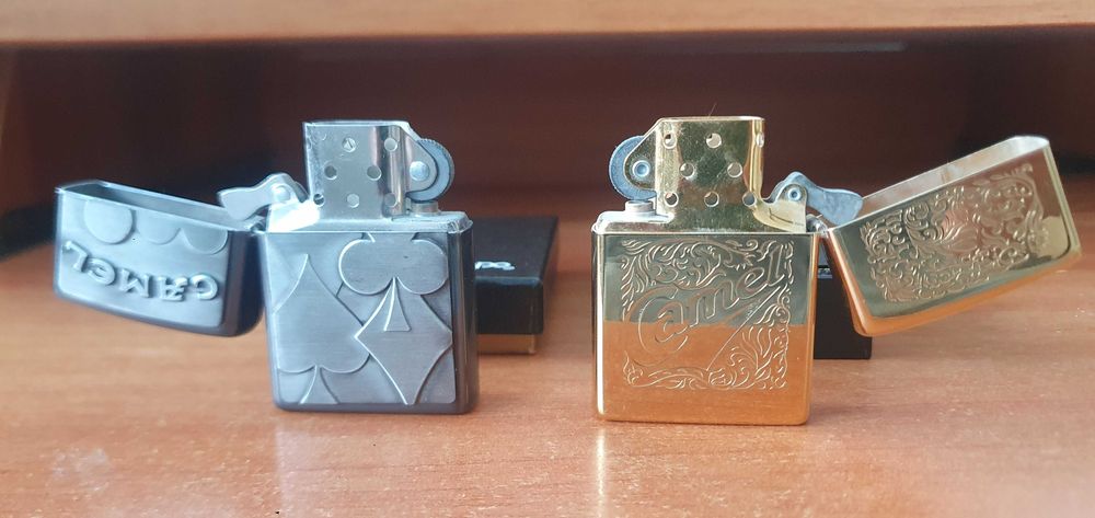 Pachet Colecție: 2 Brichete Zippo CAMEL 1996 Originale (Cu Cutiile Lor)
