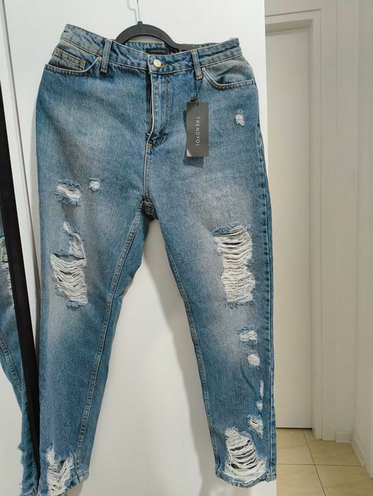 Blugi Mom fit cu rupturi