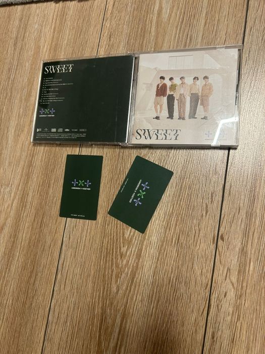 album tomorrow x togheter complet
detalii:conditie buna,usor zgariat din fabrica cu cd,photobook,photocard si alt cartonas
pret 120 lei