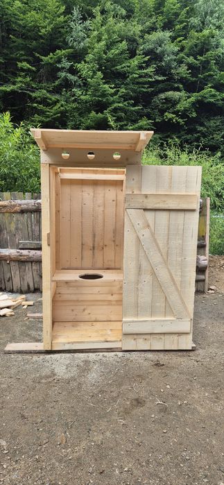 Wc de grădină/Toaletă de grădină.