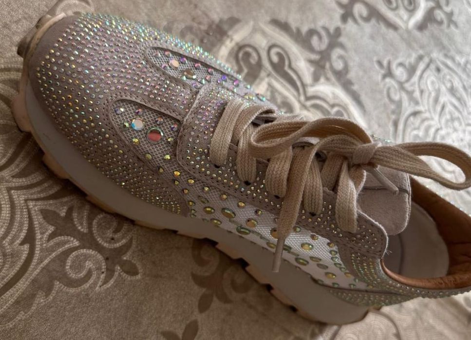 Продам кроссовки