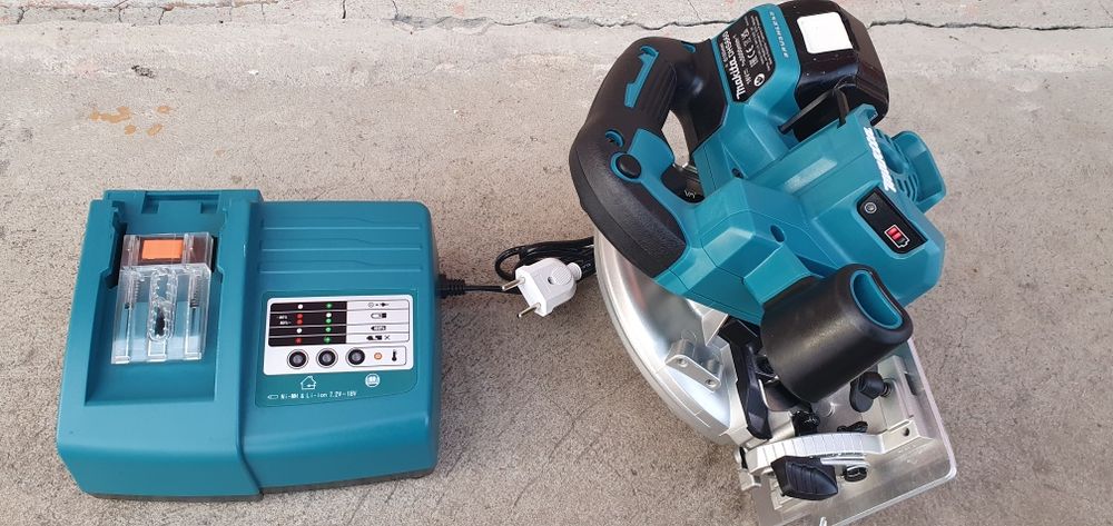 Fierăstrău circular cu acumulator Makita.