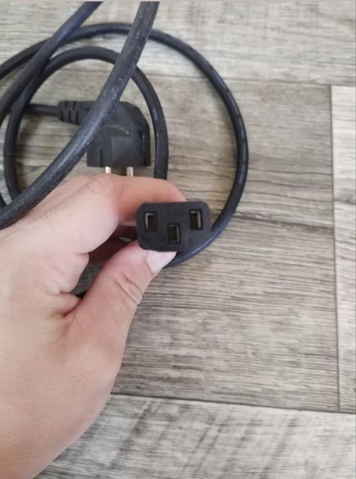 2 cabluri se sursa, un calbu DVI-D si un alimentatir laptop Dell