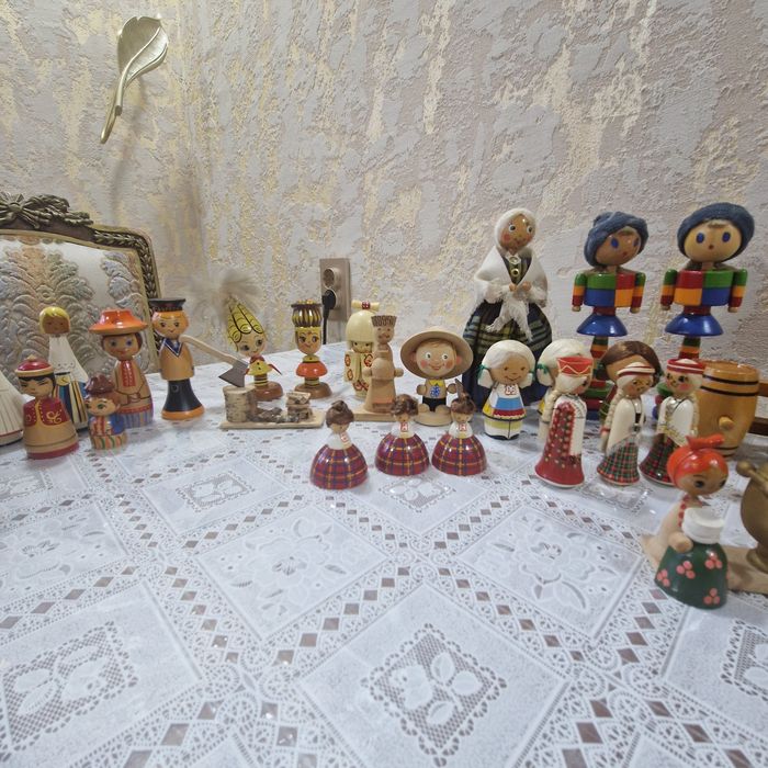 Полная коллекция старинных статуэток