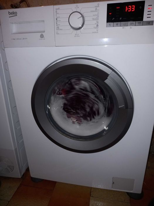 Продавам отлично работеща пералня Beko WTE 6612 BS