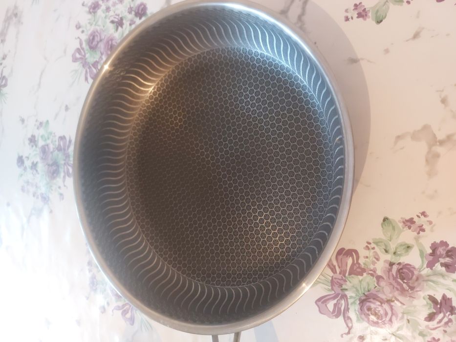 Продам сковорода с крышкой