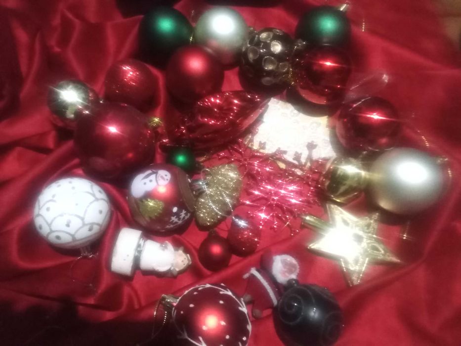 Играчки за елха и гирлянди