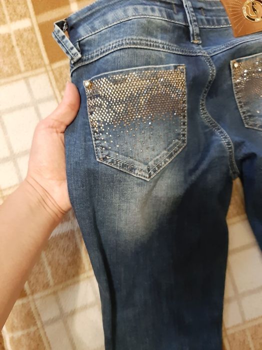 Джинсы со стразами