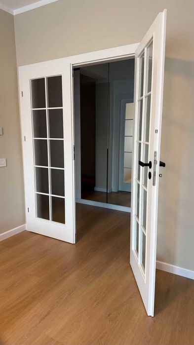Două uși noi, producător Porta Doors, model Viena.
