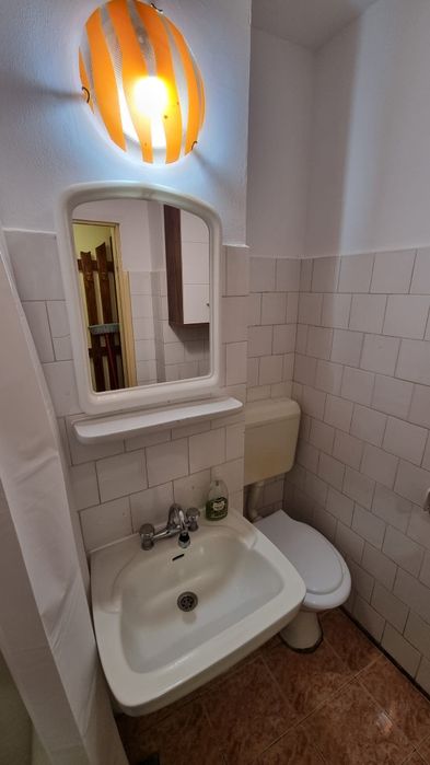Închiriez apartament cu doua camere.