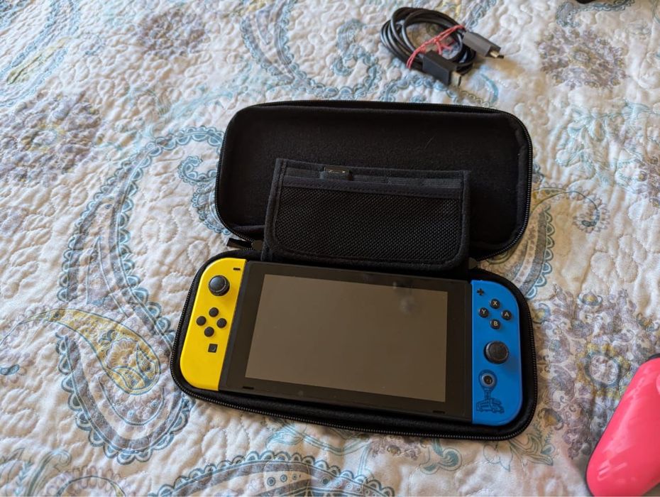 Продаю Nintendo switch плюс с играми