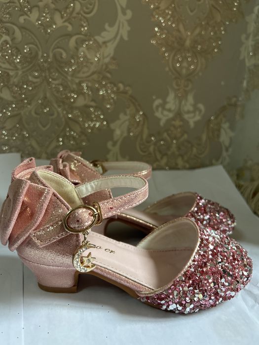 туфли девочкам 27р и платье 120 р