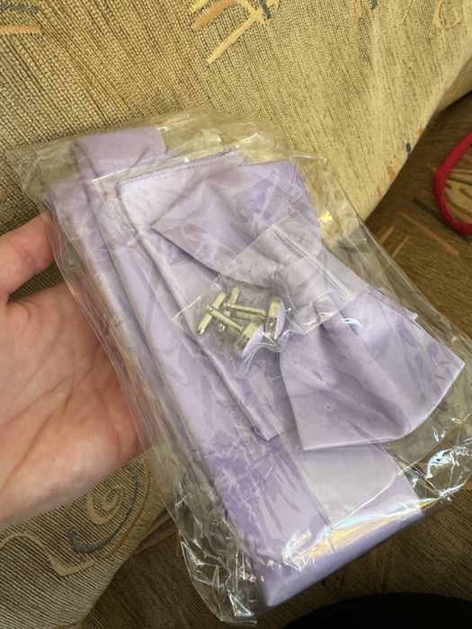 Лилави бутониери и комплект вратовръзка кърпичка и маншетни копчета