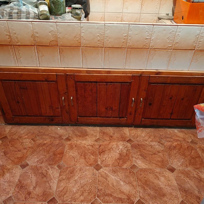 Кухненски горен шкаф от масив