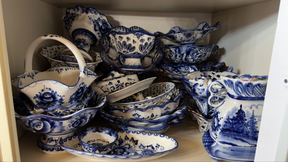 Продам сувениры и посуду Гжель