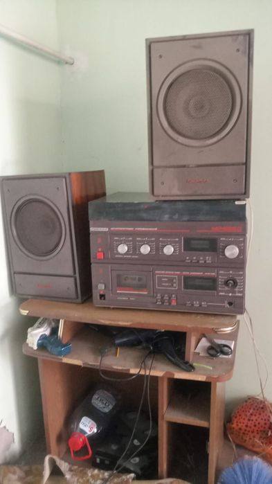 Магнитофон с усилием колонками