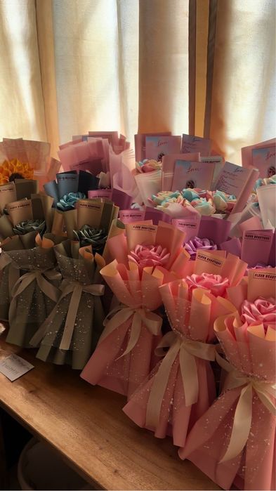 Розы атласные.