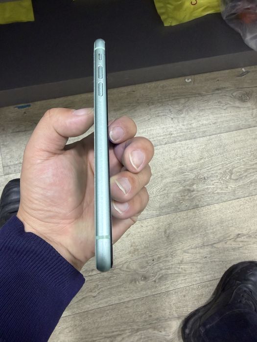 Продам Айфон 11. Кнопка включение не работает.