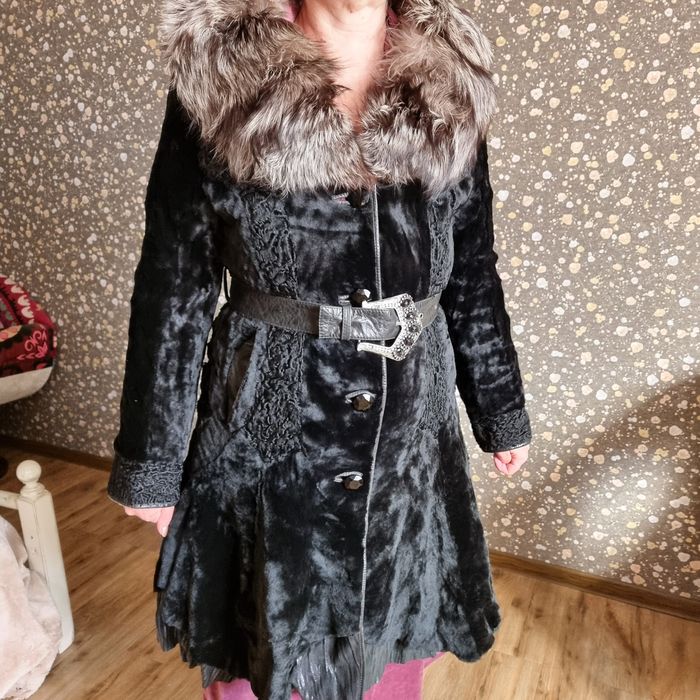 Продаю женское кожаное брэндовое пальто.пальто