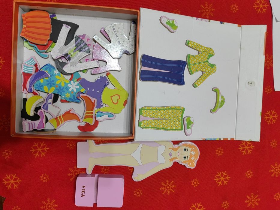 Образователна играчка - облечи момичето