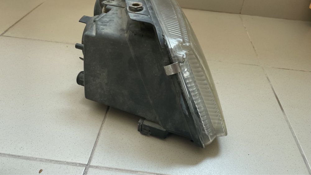 Оригинален Ляв фар Hella за Volkswagen Passat B5