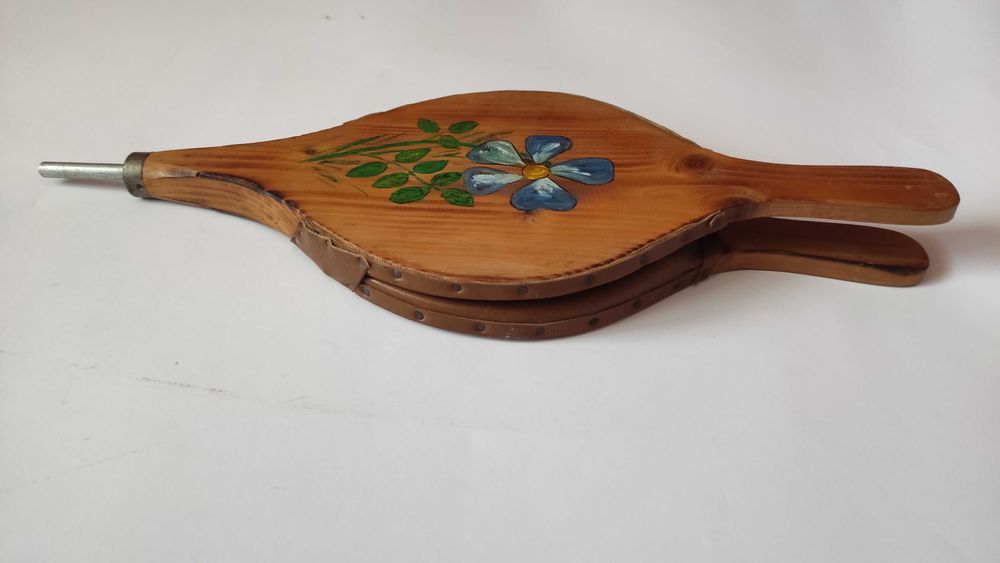 Старинно духало за камина от дърво и кожа