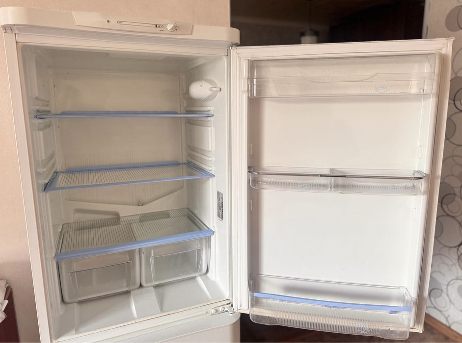 Холодильник двухкамерный индезит Indesit