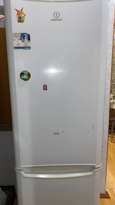 Продам холодильник. Требует ремонта