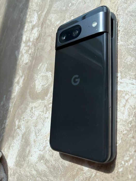 Google Pixel 8 с оригинален кейс за модела