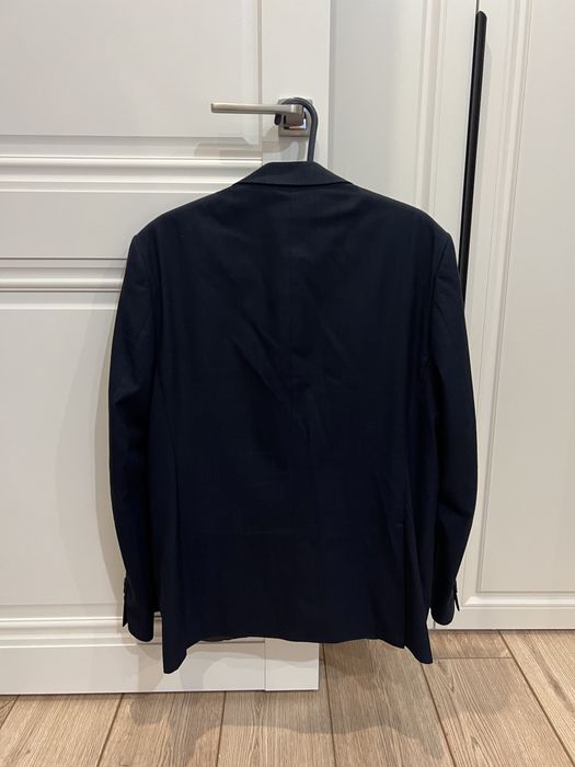 Мужской костюм продается