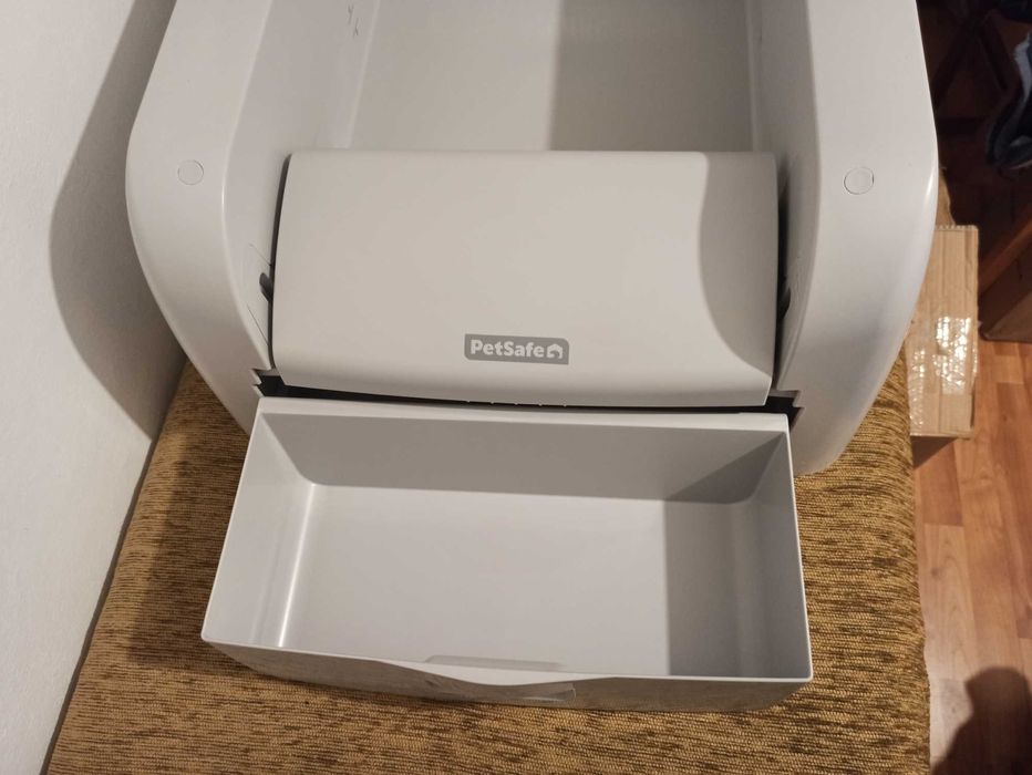 Litieră pentru pisici PetSafe ScoopFree cu autocurățare.