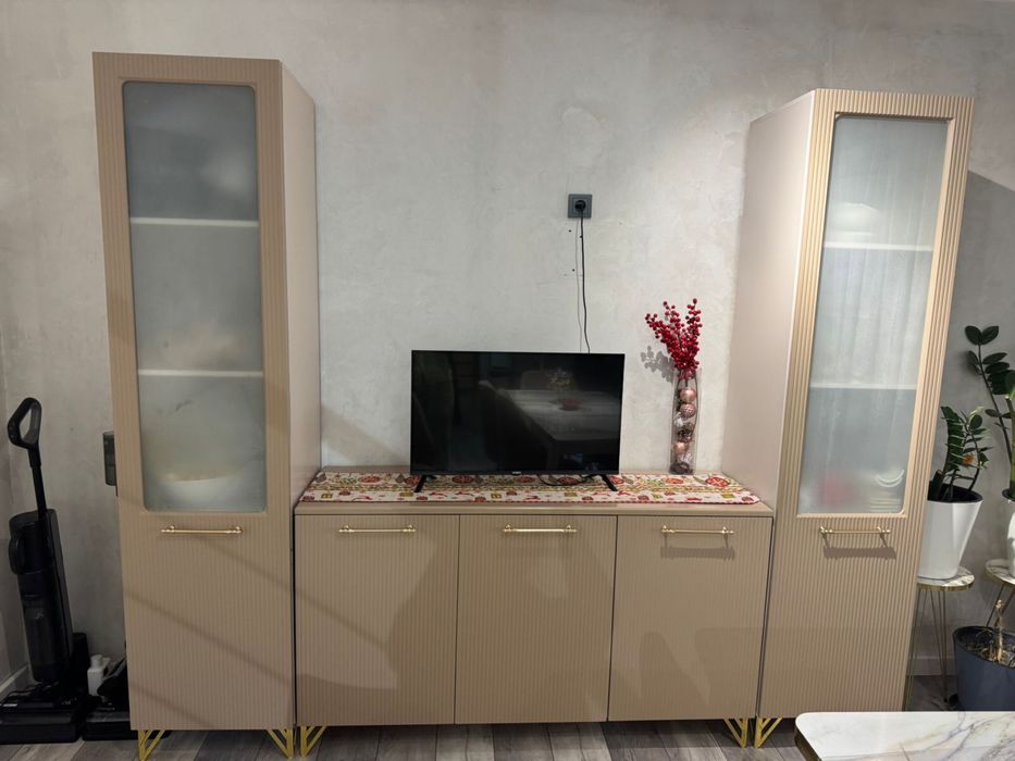 Продам ТВ-зону с пеналами