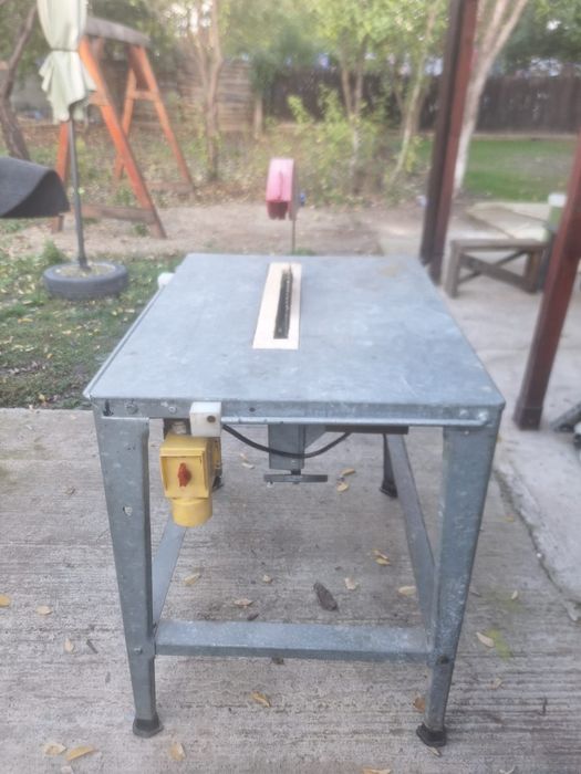 Vând circular cu masă