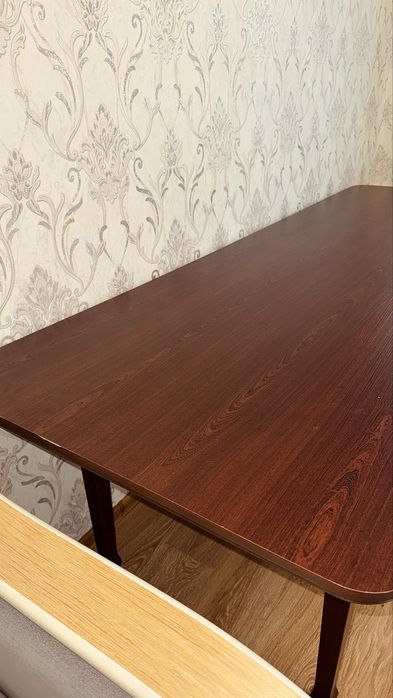 Настоящий деревянный стол