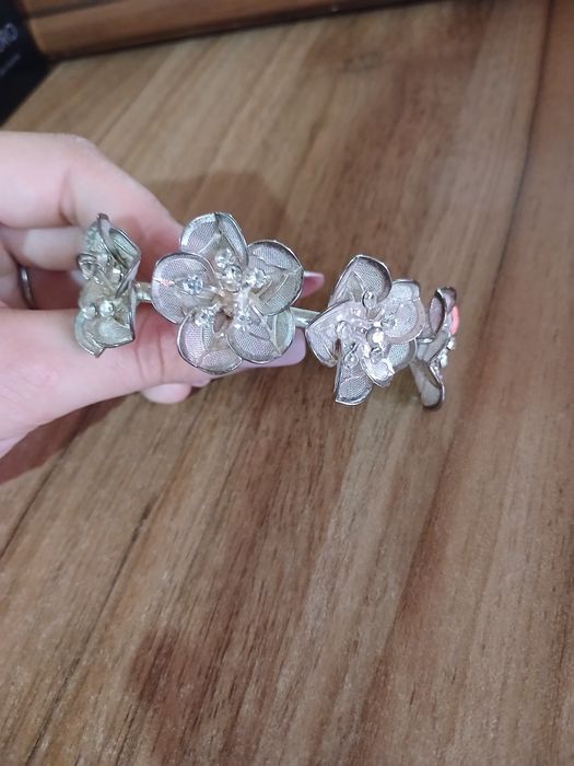 Pieptene de păr vintage / tiară cu flori din plasă metalică și strasuri