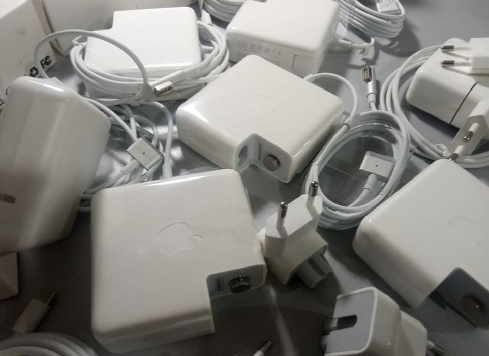 на MacBook 60W - зарядка, блок питания .
