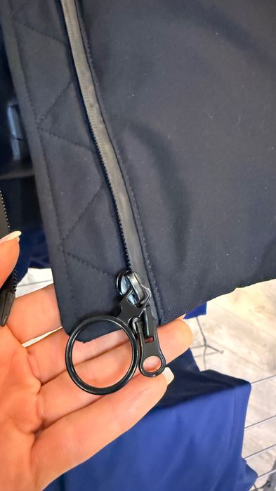 Пуховик черного цвета