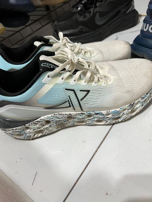 Кроссовки 20мыннан екеуы 40мын