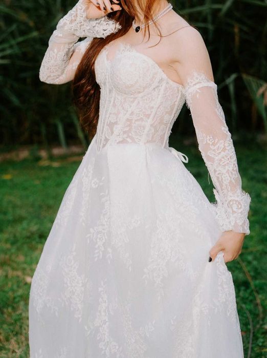 Vând rochie de mireasa A line, purtata o singura data, corset ajustabil pt greutate de până la 58 kg, cu dantela Chantily și mâneci detasabile