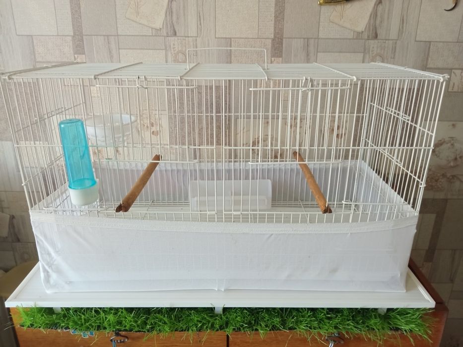 Большая клетка для птиц.
