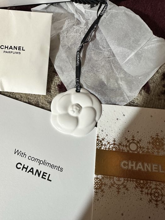 Chanel beauty керамична камелия и картичка